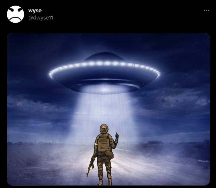 Инопланетяне, спутник и "ядерка". Соцсети взорвались мемами о загадочной вспышке в Киеве (фото)